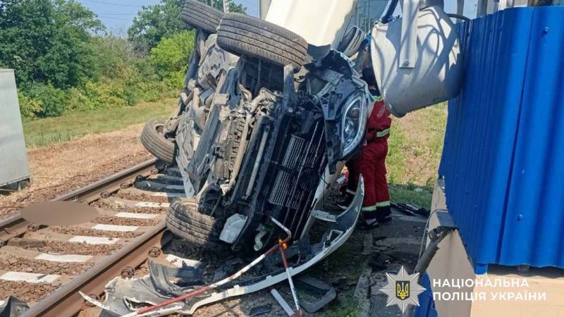 У Полтавському районі автомобіль Mercedes виїхав на залізничну колію та перекинувся, водій загинув