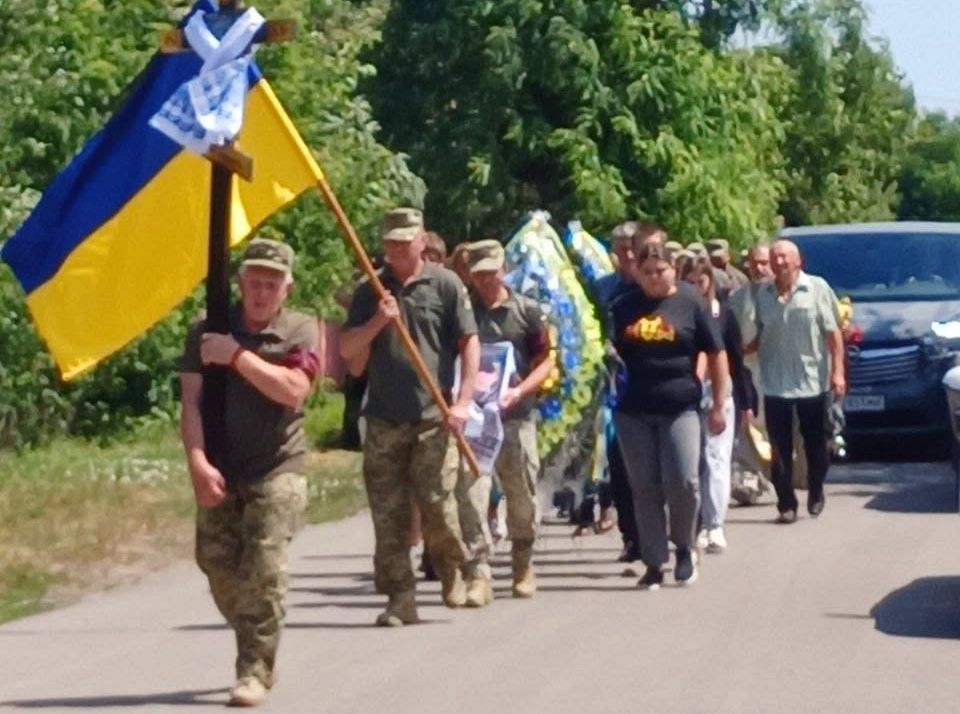 Понад два роки вважався зниклим безвісти: Решетилівська громада попрощалася з 21-річним оператором БПЛА
