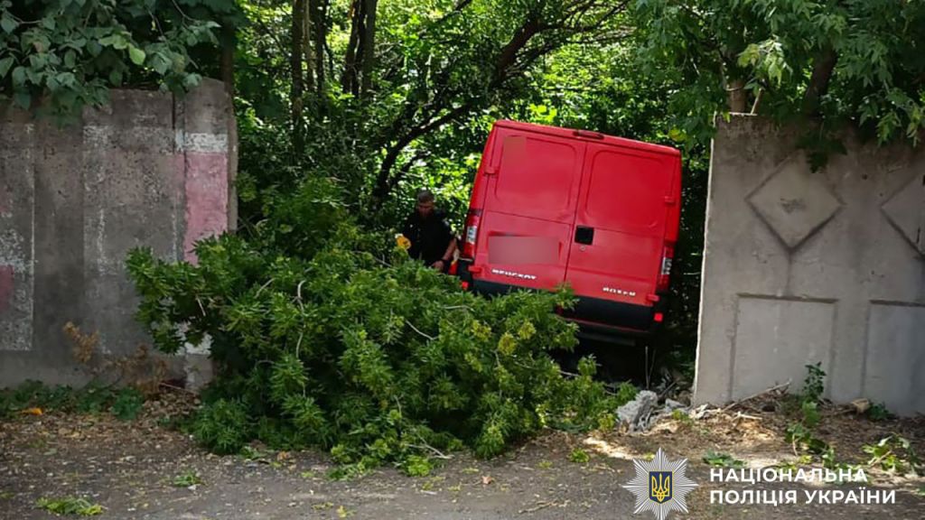 У Полтаві Peugeot врізався в бетонний паркан: 21-річний водій госпіталізований