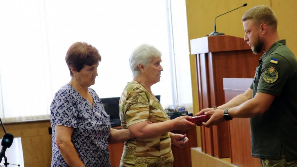 Ордени «За мужність» посмертно: у Горішніх Плавнях родинам трьох полеглих Героїв вручили державні нагороди
