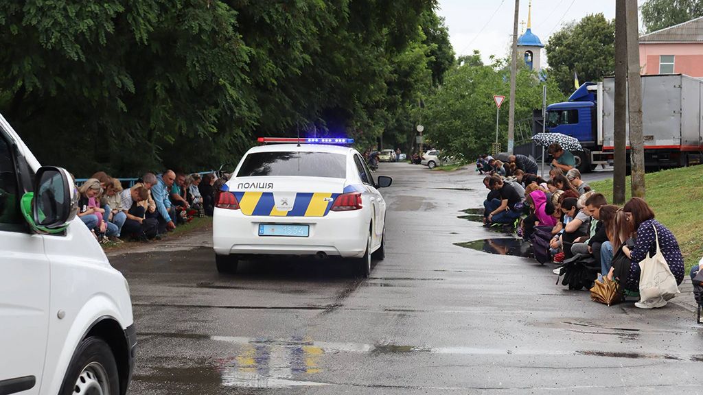 Вважався зниклим безвісти понад рік: Решетилівська громада попрощалася з десантником Артемом Мандичем