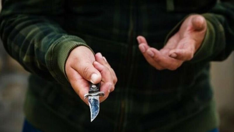 Погрожував ножем посеред вулиці: у Кременчуцькому районі затримали нападника, який відібрав у юнака телефон