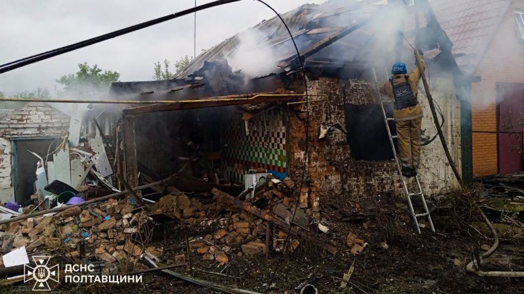 Ворожий безпілотник влучив у приватний двір на Миргородщині: поранено трьох людей
