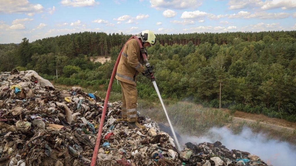 Забруднювали повітря пожежами на сміттєзвалищі в Макухівці: КАТП-1628 сплатить майже 10 мільйонів гривень