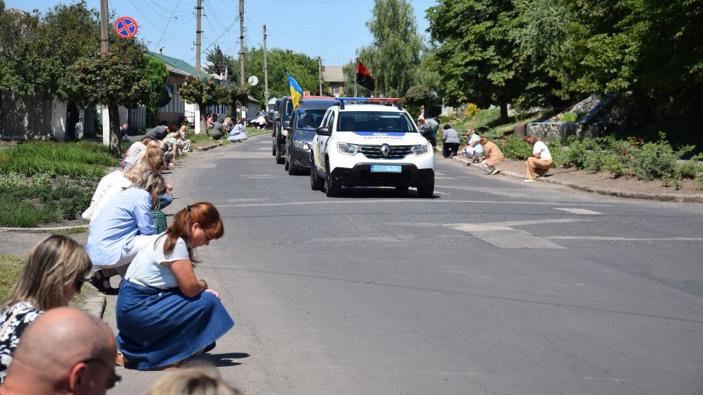 Відмовився від бронювання, щоб захищати Батьківщину: у Нових Санжарах попрощалися із воїном Юрієм Бурдою