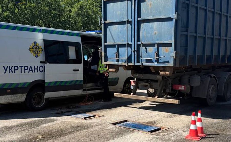 На трасі Київ-Харків заблокували фуру за перевантаження більш ніж на 20%