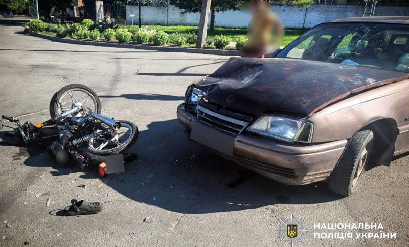 У Пирятині автомобіль Opel зіткнувся з мопедом: 15-річного підлітка госпіталізували