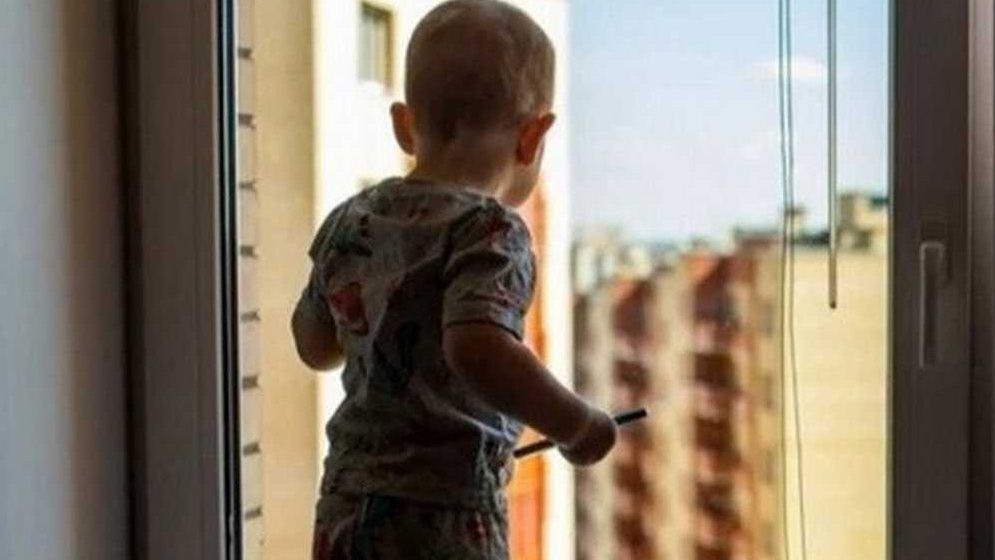 Третій випадок на Полтавщині за тиждень: У Миргороді 2-річний хлопчик випав із вікна 5-го поверху