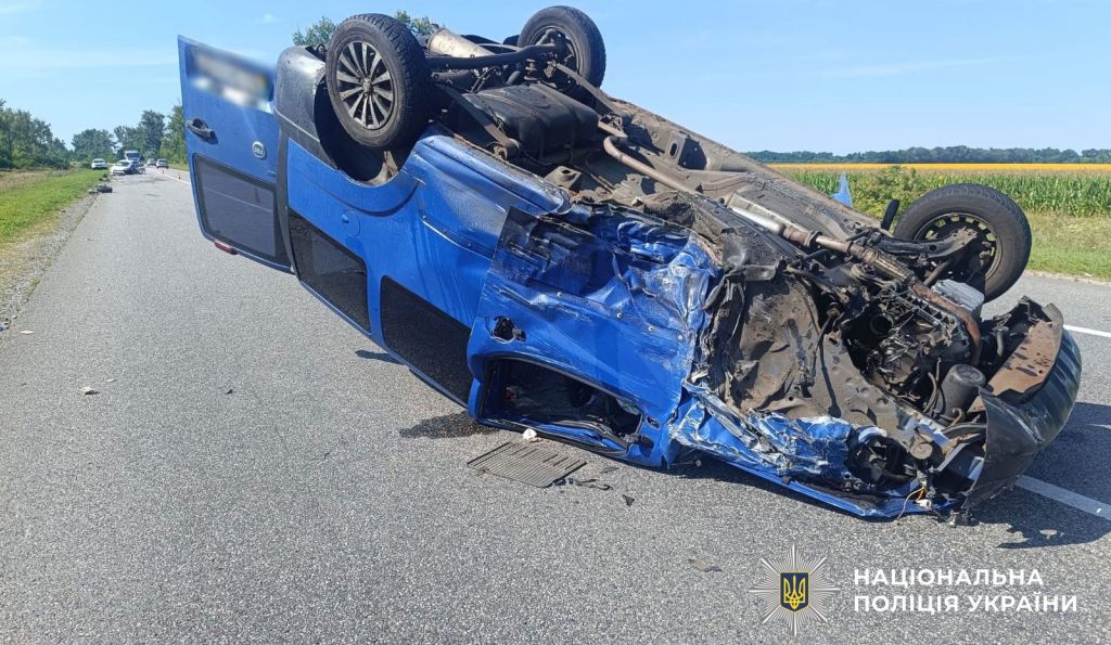 У Полтавському районі зіткнулися два легковики: троє людей у лікарні