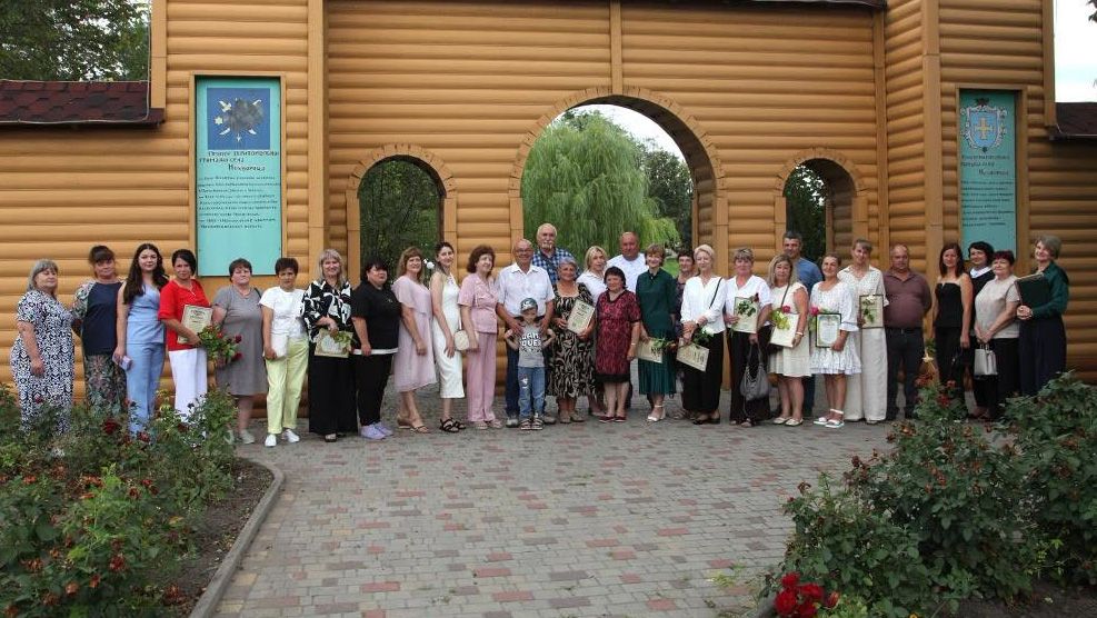Медиків вітали квітами і грамотами