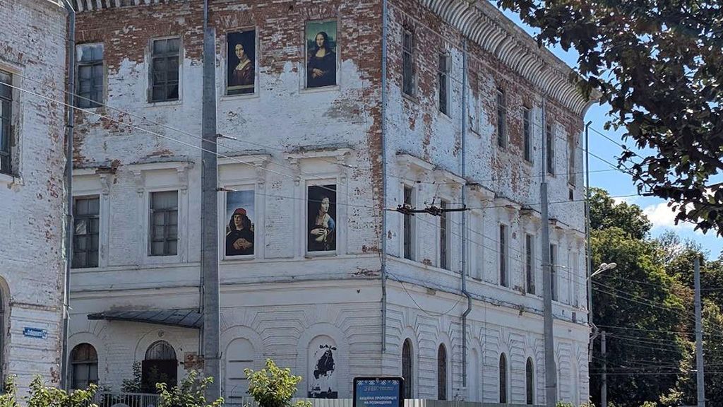 Вікна Кадетського корпусу перетворили на арт-галерею: у Полтаві виставили репродукції світових шедеврів