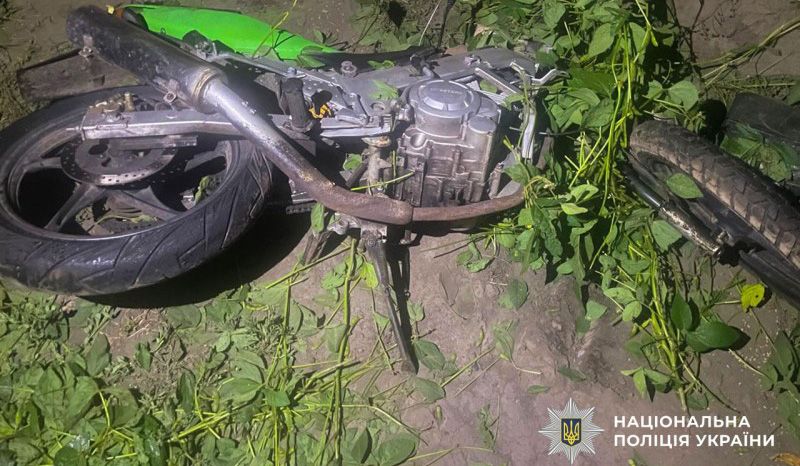 У Миргородському районі мотоцикліст з’їхав у поле, упав та загинув на місці
