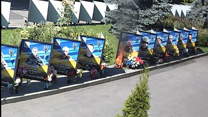 На алеї пам’яті Героїв у Кременчуці сталася пожежа – ледь не згорів один із портретів