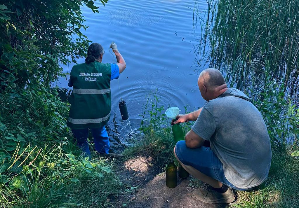 На Полтавщині зафіксували мор риби: екологи відібрали проби води та ґрунту