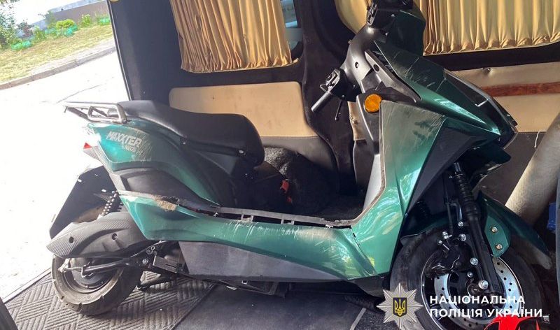 У Кременчуці Daewoo Lanos збив водія електроскутера: чоловіка госпіталізували