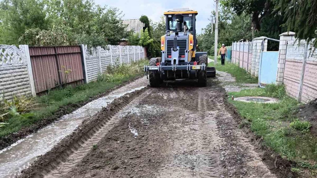 У Кобеляцькій громаді комунальники відремонтували водогони та підсипали дороги