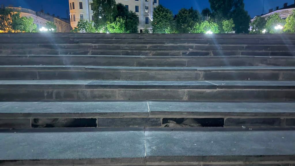 Сходи на площі Філармонії відремонтували надгробками