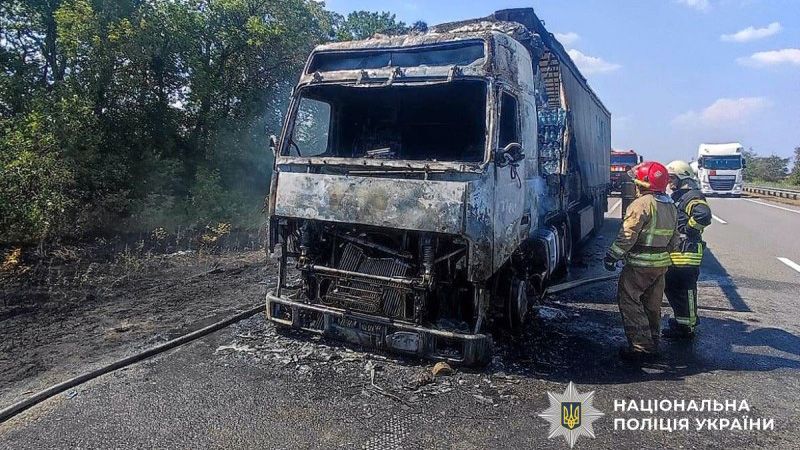 Поблизу Іванівки на трасі Київ – Харків під час руху спалахнула вантажівка