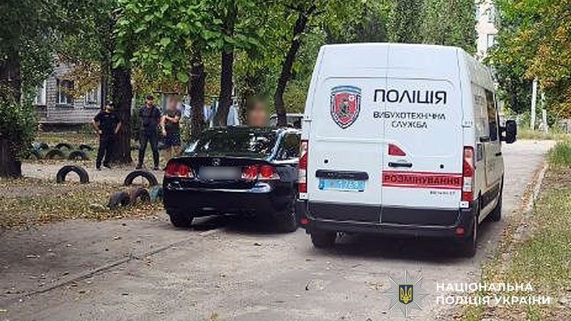 У Горішніх Плавнях поліція затримала 29-річного чоловіка, який на вулиці погрожував перехожим гранатою 