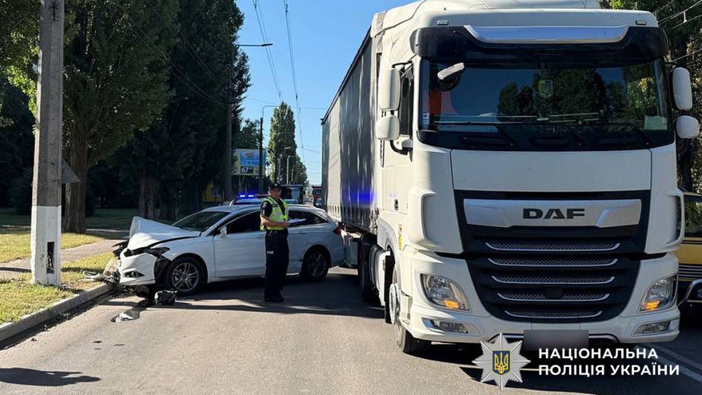 У Кременчуці на проспекті Лесі Українки Ford зіткнувся з вантажівкою – водія госпіталізували