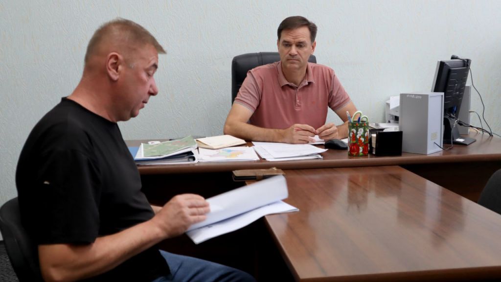 Переселенці стають в чергу за двохмільйонним ваучером