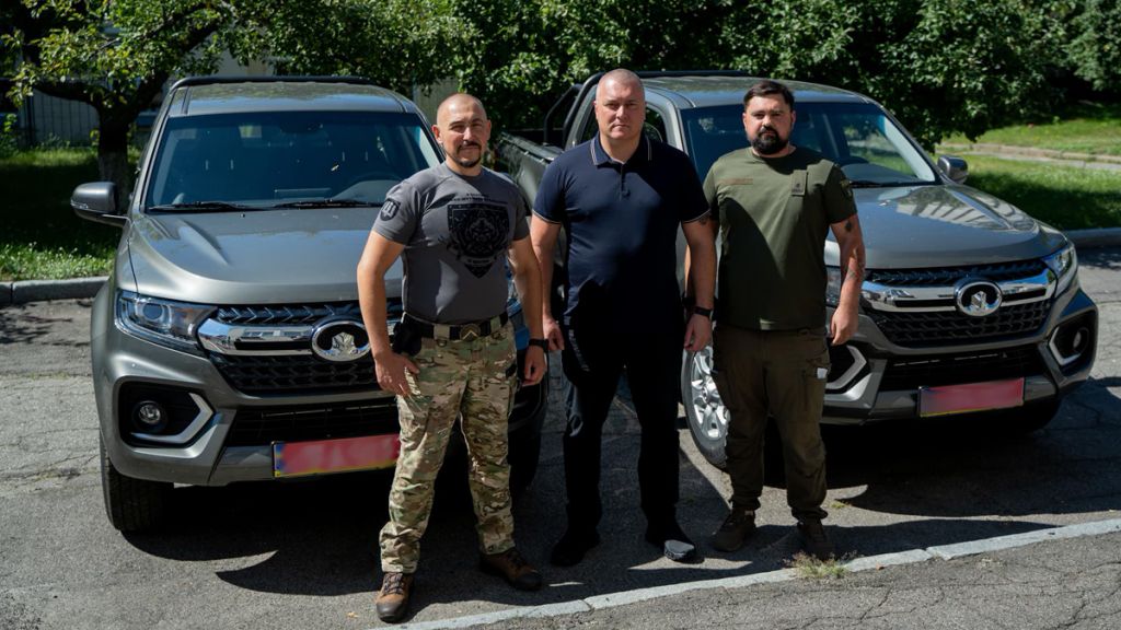 Військові Полтавщини отримали два повнопривідні пікапи від обласної військової адміністрації
