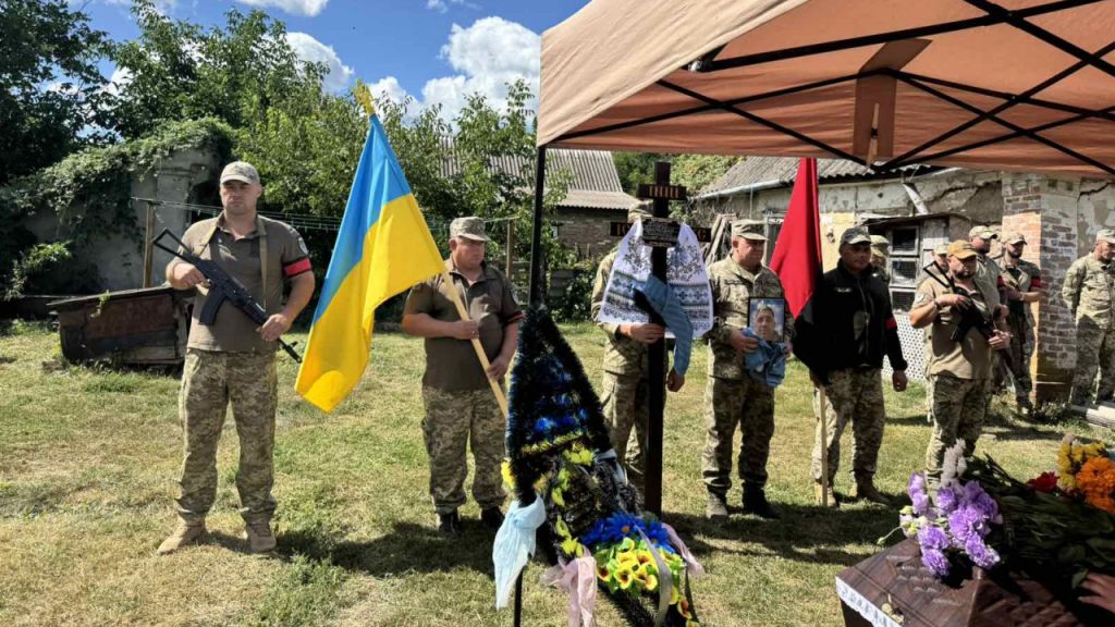 У Малих Сорочинцях попрощалися із загиблим захисником Валентином Когутом