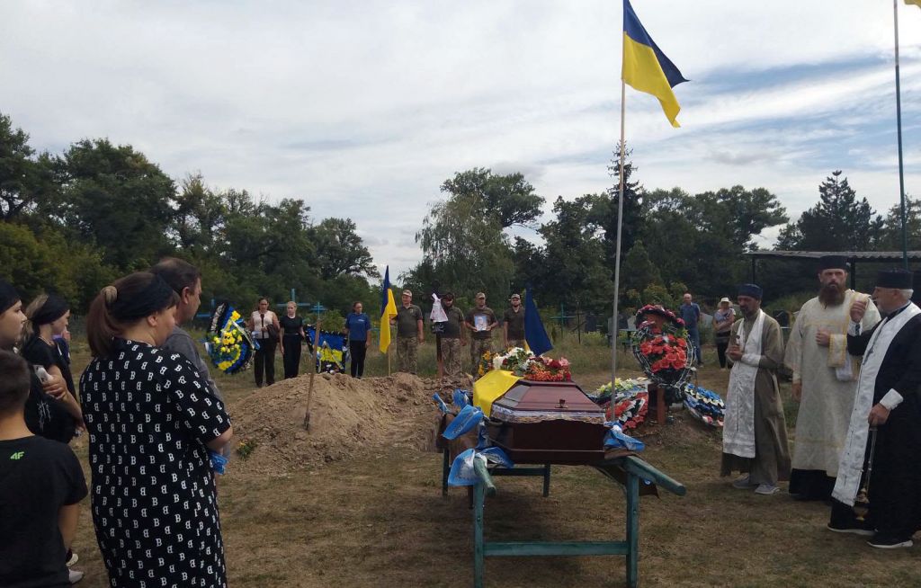 У Кобеляцькій громаді попрощалися із полеглим захисником Денисом Никифоровим