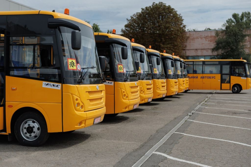 Громадам Полтавщини передали ще вісім нових шкільних автобусів