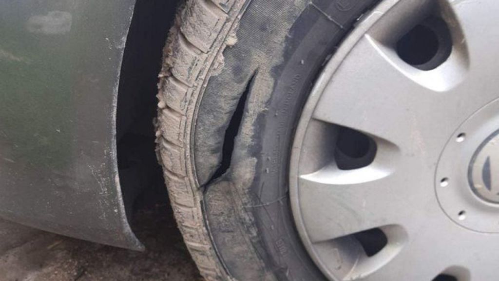 П’яний дебошир порізав колеса на поліцейському авто