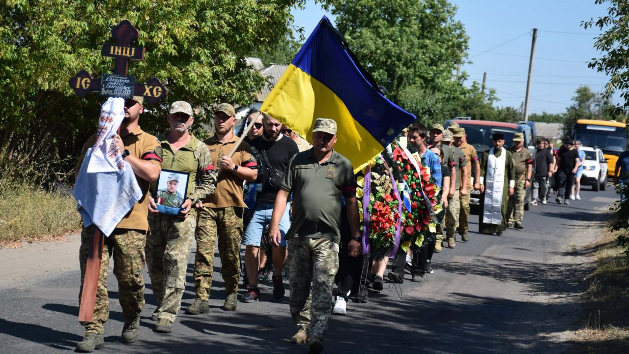 У Новосанжарській громаді попрощалися із 30-річним полеглим захисником Андрієм Соколенком