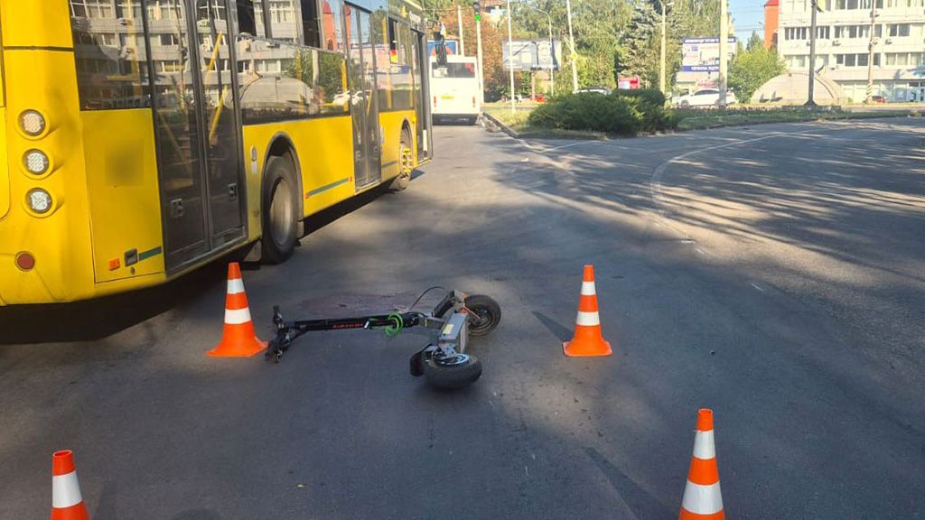 У Полтаві 17-річний хлопець упав з електросамоката і важко травмувався
