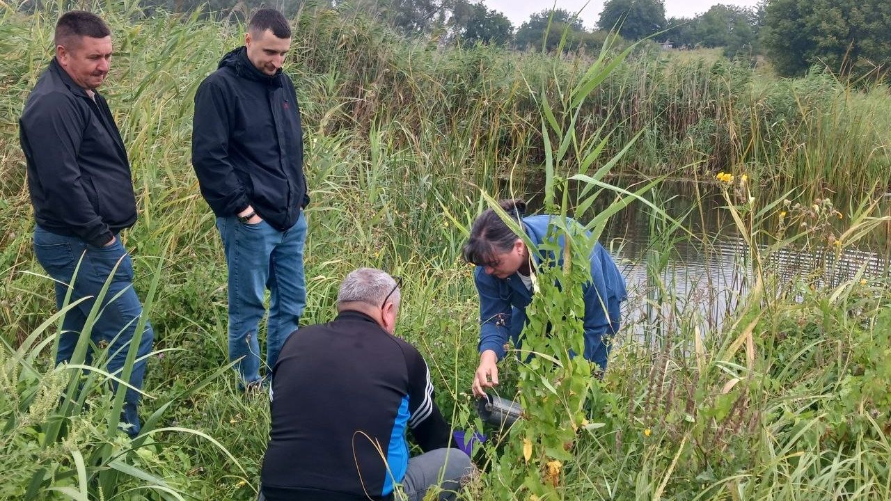 У Кобеляках через скарги на сморід із річки Кобелячки взяли воду на аналіз