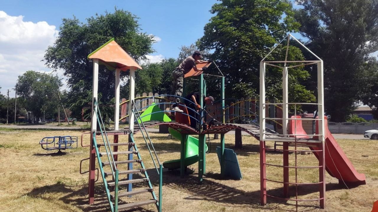 У населених пунктах Козельщинської громади відремонтували дитячі майданчики