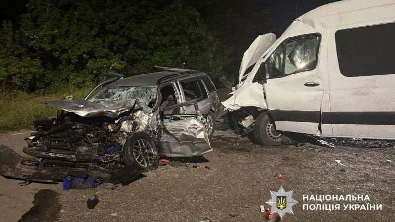 У Кременчуцькому районі зіткнулися Volkswagen та мікроавтобус Mercedes: водія легковика госпіталізували