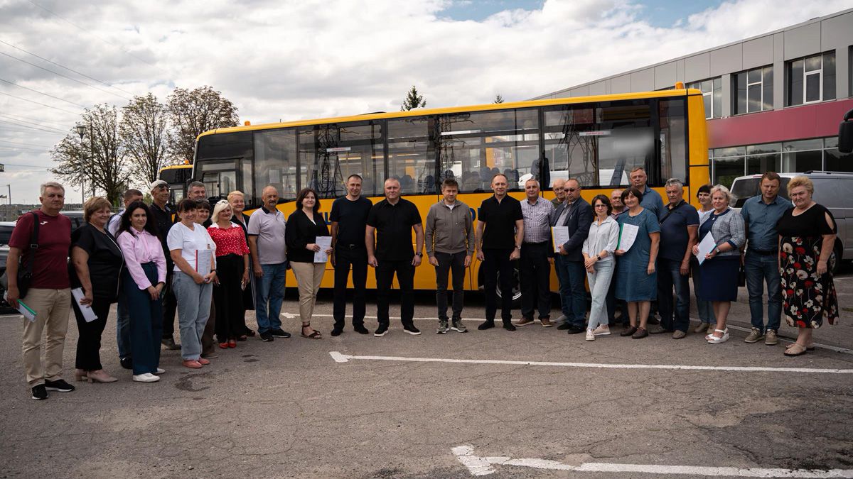 Громадам Полтавщини передали ще 10 нових шкільних автобусів