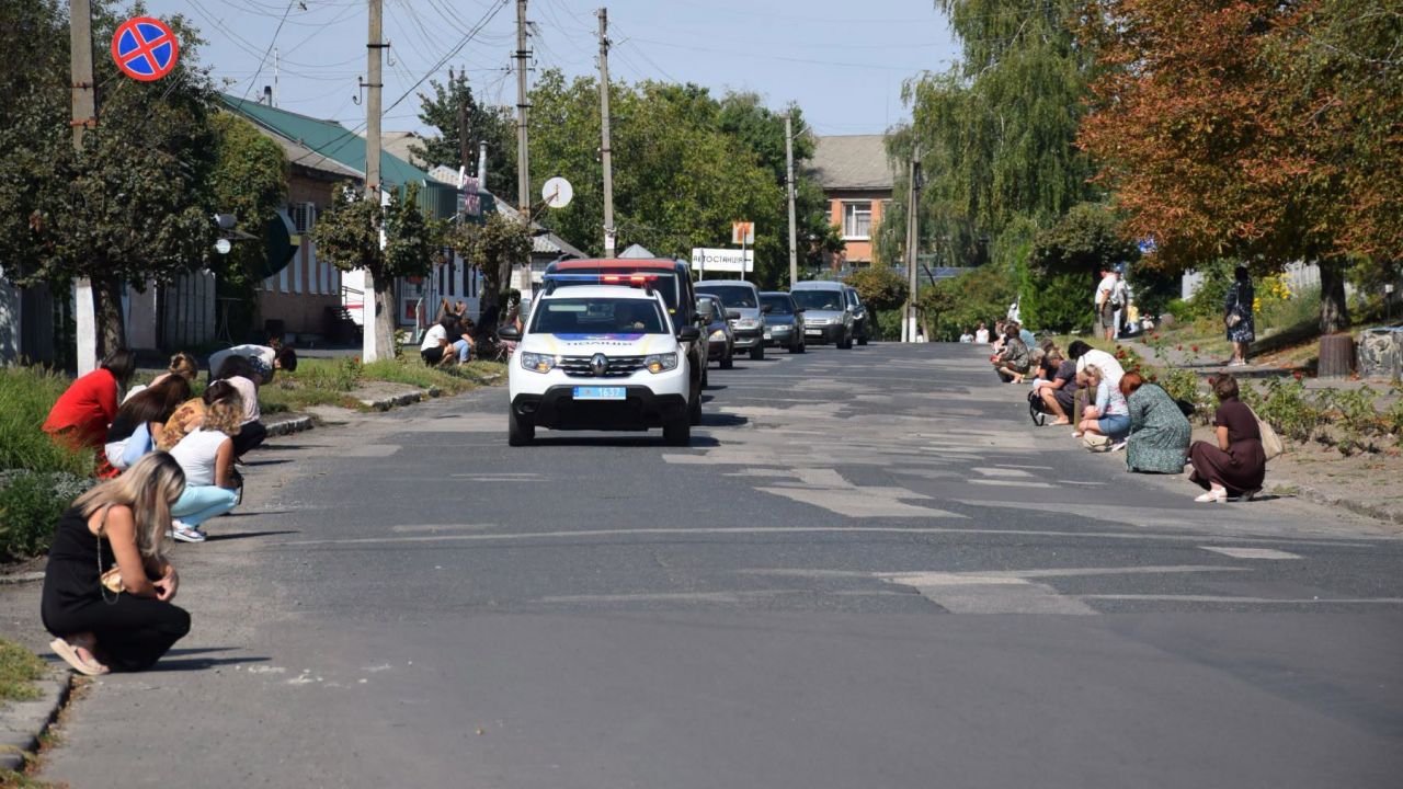 У Новосанжарській громаді провели в останню путь 25-річного воїна-розвідника Романа Тристана