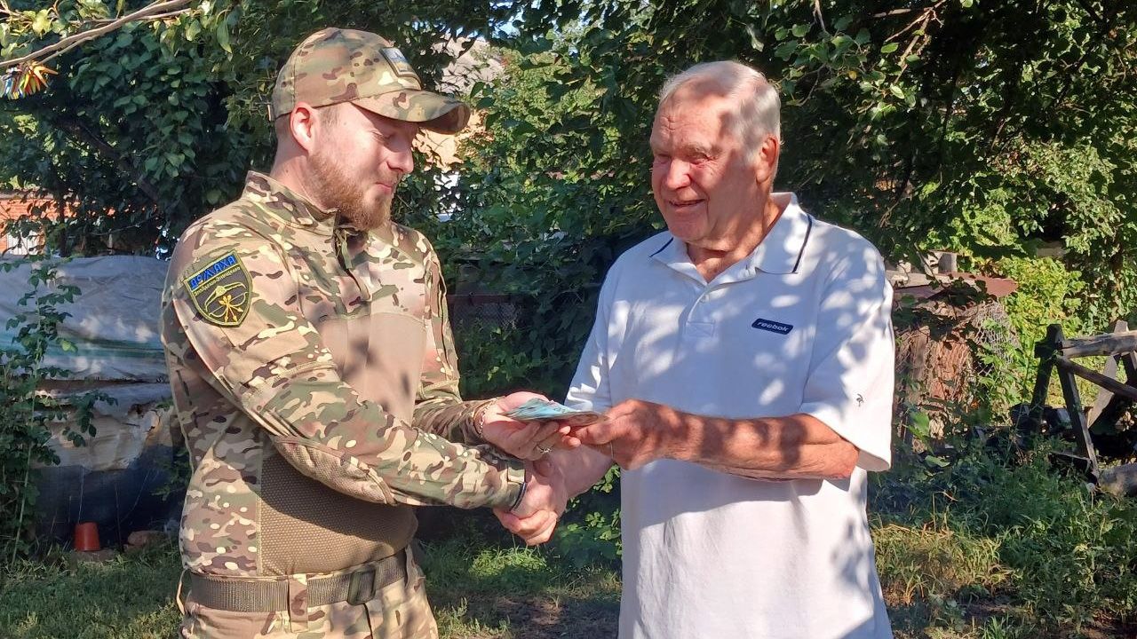 Володимир Качур передав чергові 15 тисяч для ЗСУ