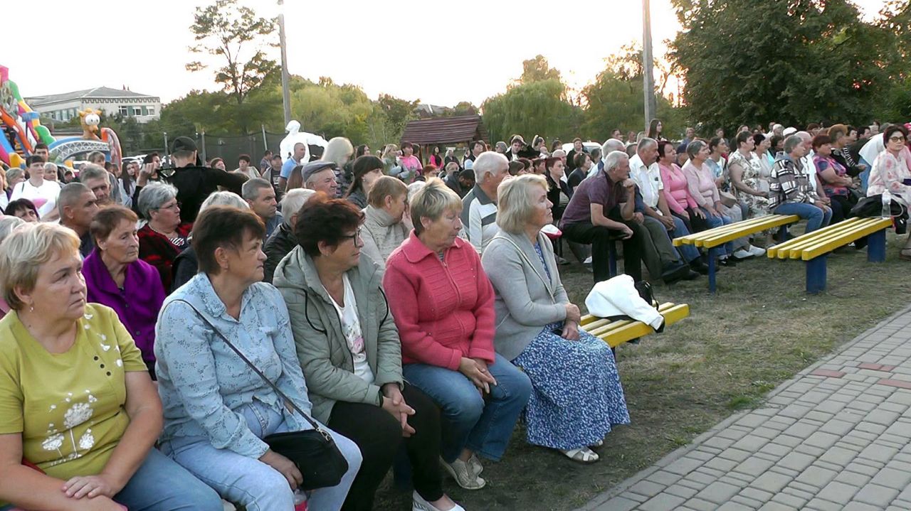 Грамоти від сільської ради і торт від нардепа