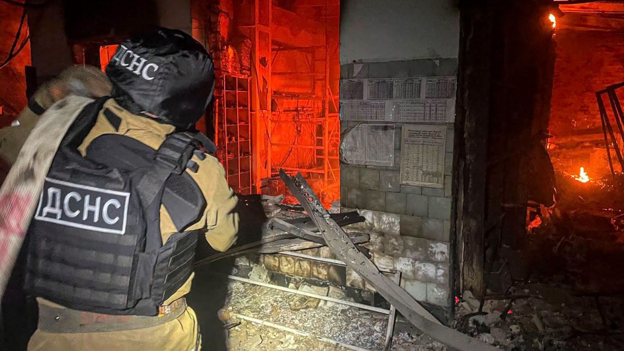 Ворожий БпЛА влучив у підприємство на Лубенщині: спалахнула пожежа