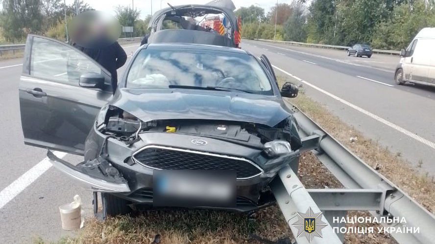 На трасі Київ — Харків — Довжанський у Пирятинській громаді легковик врізався у відбійник