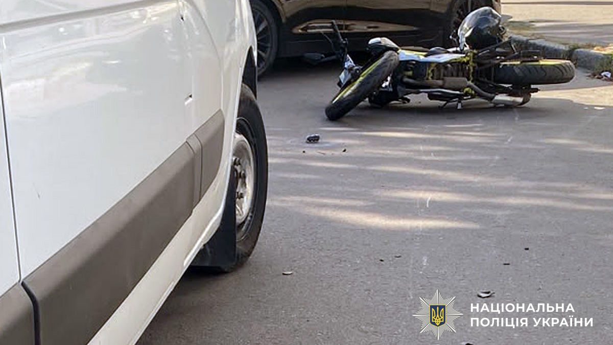 У Полтаві зіткнулися мікроавтобус та неповнолітній мотоцикліст – хлопець у лікарні