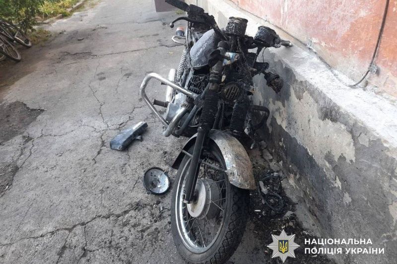 У Лубнах біля багатоповерхівки підпалили мотоцикл