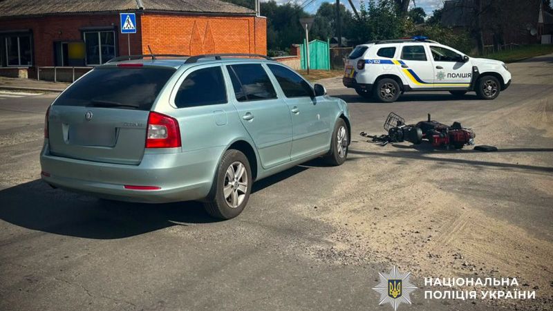 У Зінькові на перехресті зіткнулися легковик та електроскутер: постраждав пенсіонер