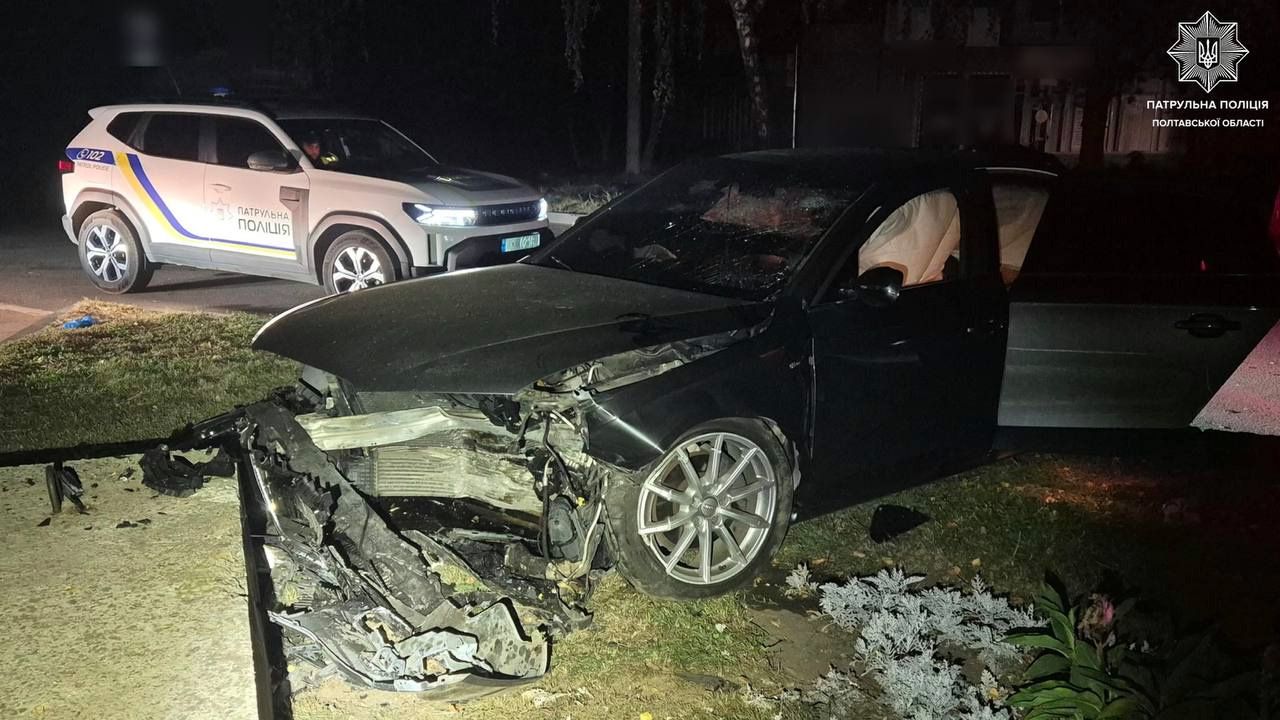 У Полтаві п’яний водій на Audi A4 врізався у бетонну опору рекламного банера