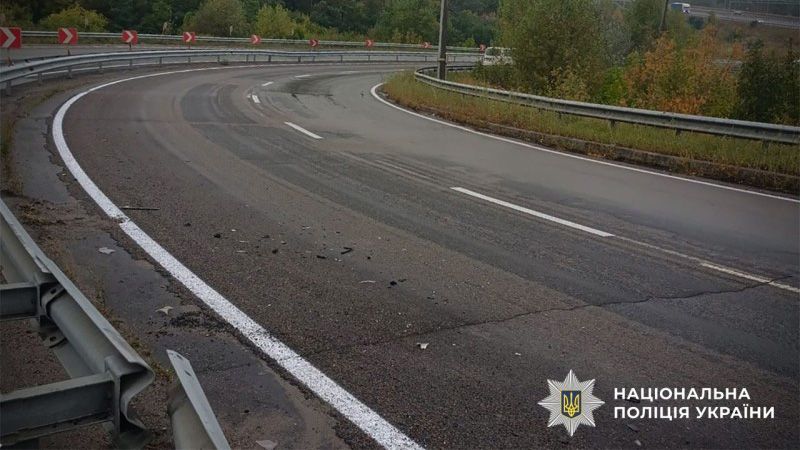 На трасі Київ – Харків автомобіль KIA врізався у металевий відбійник: травмувалася жінка