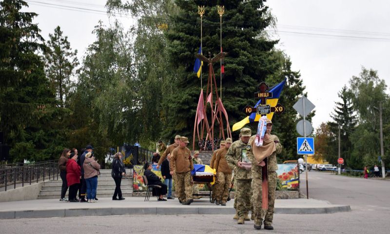 У Новосанжарській громаді в останню дорогу провели полеглого захисника Романа Шишацького