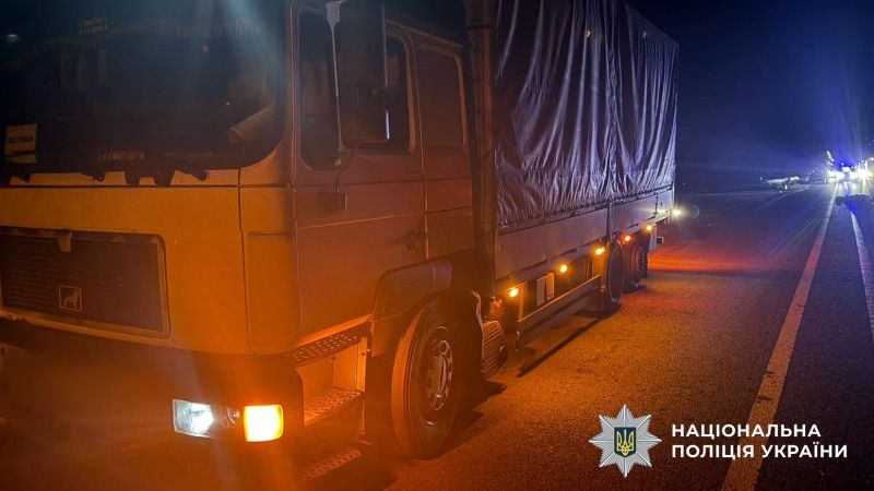 На трасі Київ – Харків біля Пишного вантажівка MAN збила пішохода: чоловік загинув на місці