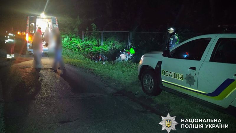 У Глобинській громаді 16-річний мотоцикліст врізався у паркан: водій та його пасажир у лікарні