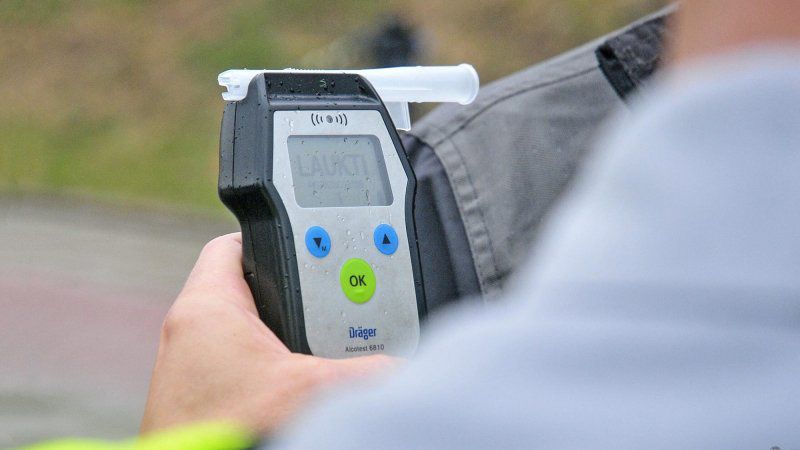 У Полтаві патрульні зупинули нетверезого водія Mercedes: прилад показав 2,42 проміле